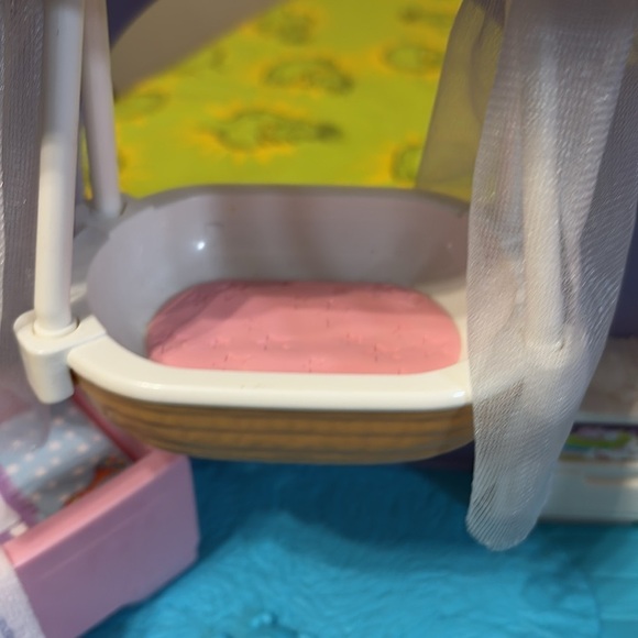 PRE OWNED LOT OF FISHER PRICE LITTLE PEOPLE CUDDLE AND PLAY SET AND WORKING CAR - Picture 13 of 15